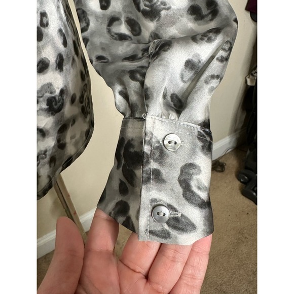 Jones New York gray animal print long sleeves button shirt size SP - Picture 5 of 10